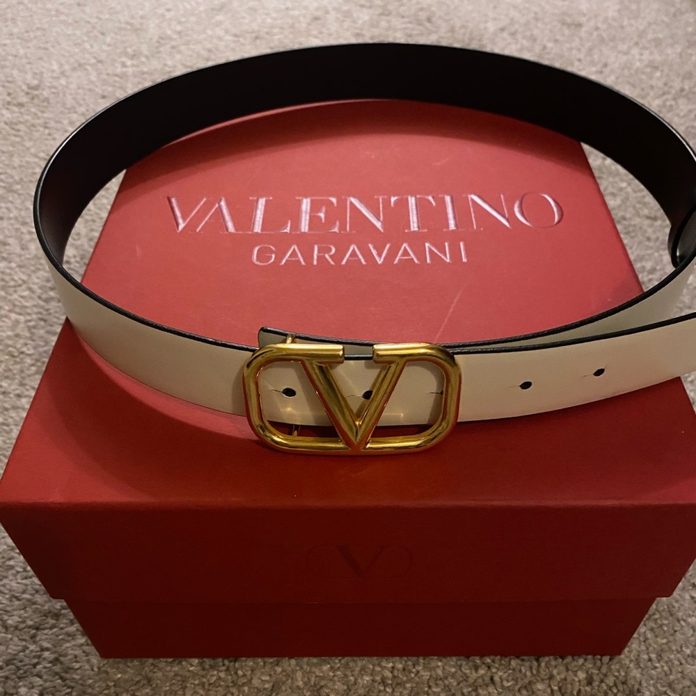 Valentino Garavani 30mm white/navy reversible belt.  Size small.
